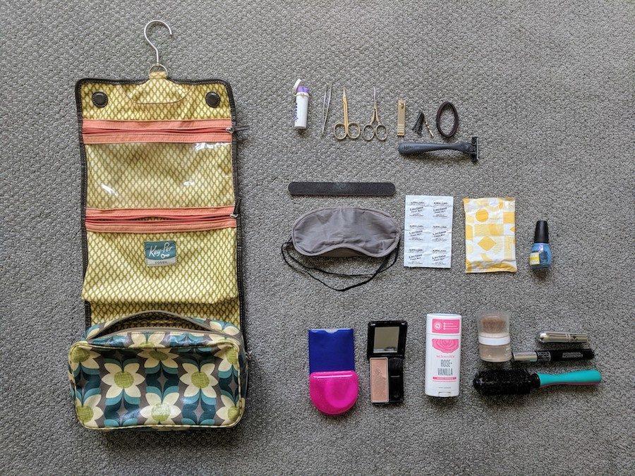 What's in my bag? Minimalist handbag setup - YouTube