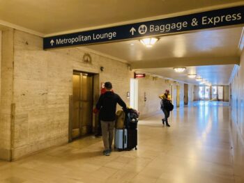 elevator entry with sign to Metropolitan Lounge