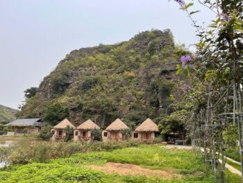 Mua Ecolodge bungalows with mountain backdrop